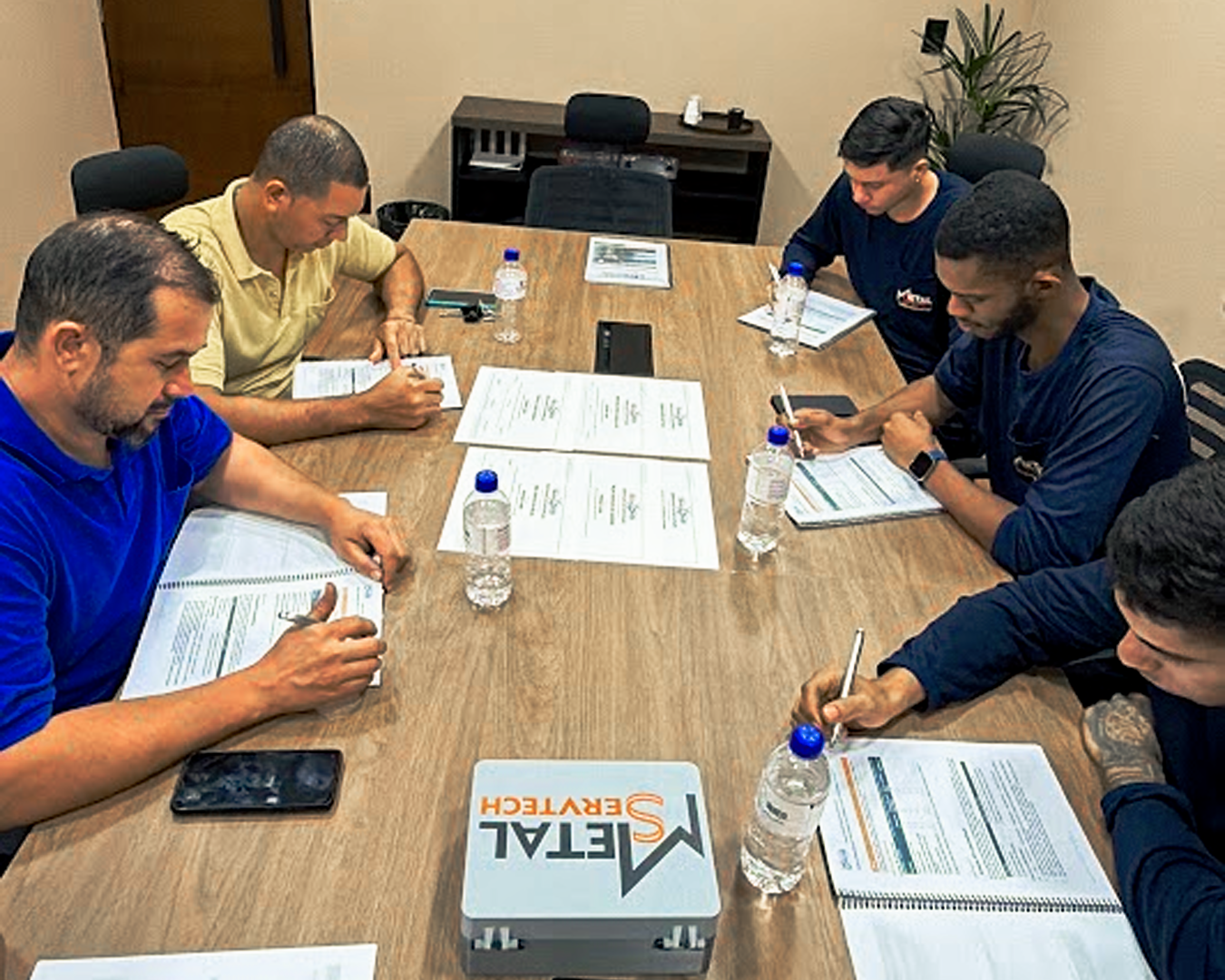 Participantes estudando durante o Encontro Único da Metal Servtech Academy