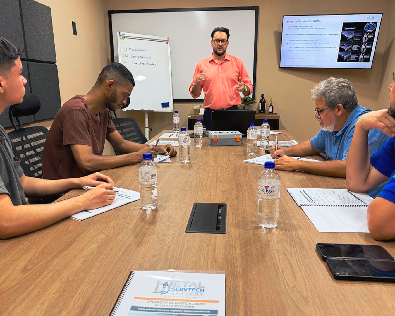 Instrutor e participantes durante treinamento da Metal Servtech Academy