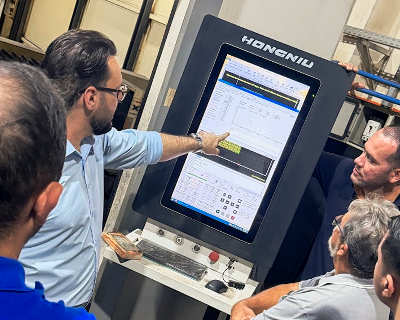 Orientação prática no painel de uma máquina de corte a laser durante a Imersão