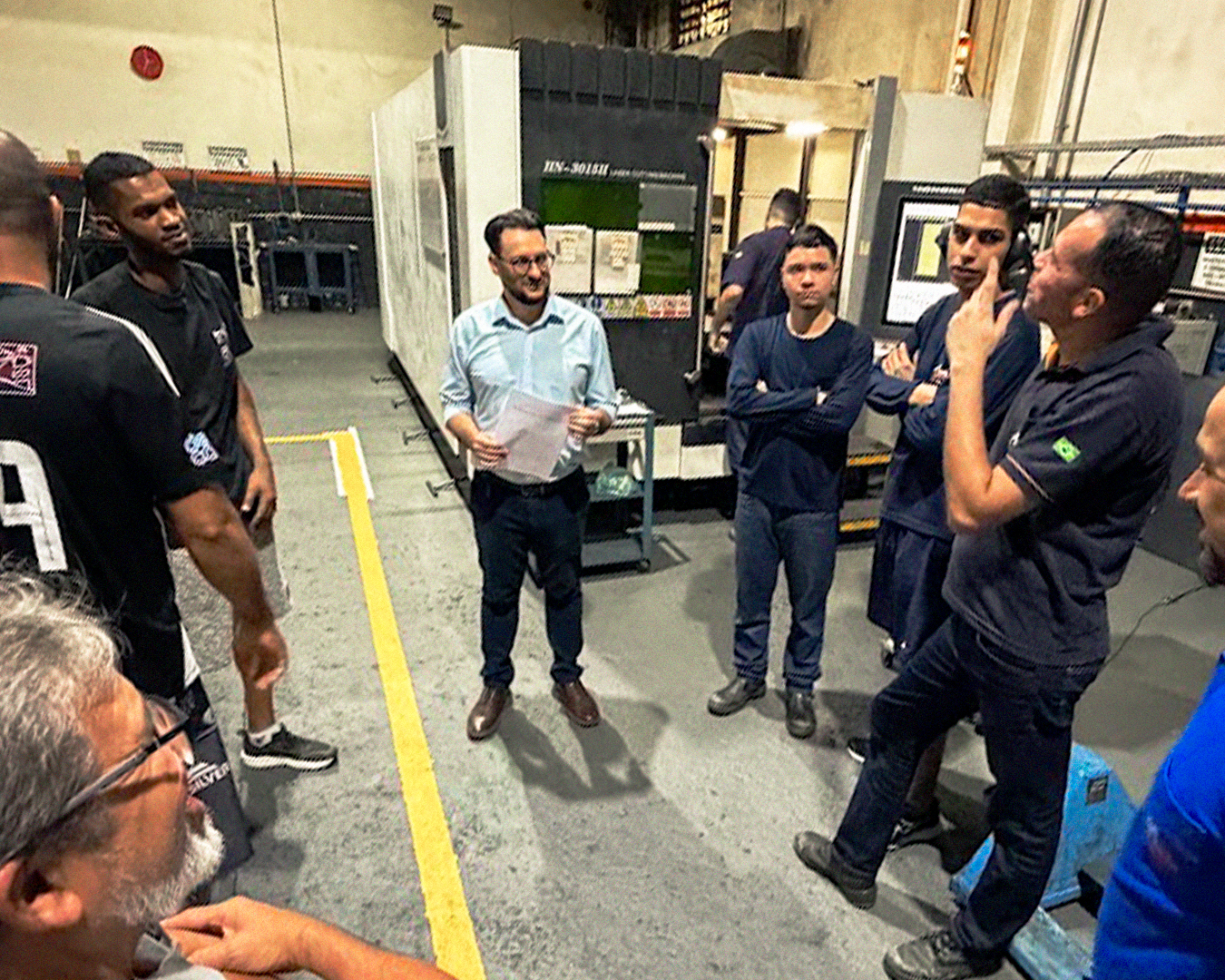 Equipe reunida na operação industrial durante uma mentoria da Metal Servtech Academy